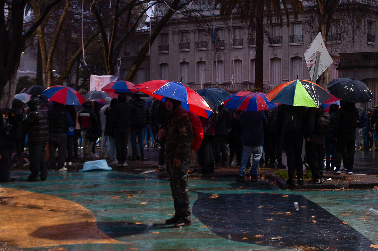 Barristas de la U protestan bajo la lluvia de Santiago, mientras los detenidos en Argentina son liberados
