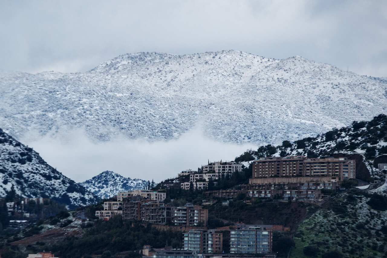 Nieve, lluvia y tormentas eléctricas: Extenso sistema frontal obliga a suspender clases y cierre de caminos