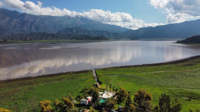 Renacer de Aculeo duró poco: Detectan caca y minerales contaminantes en sus aguas