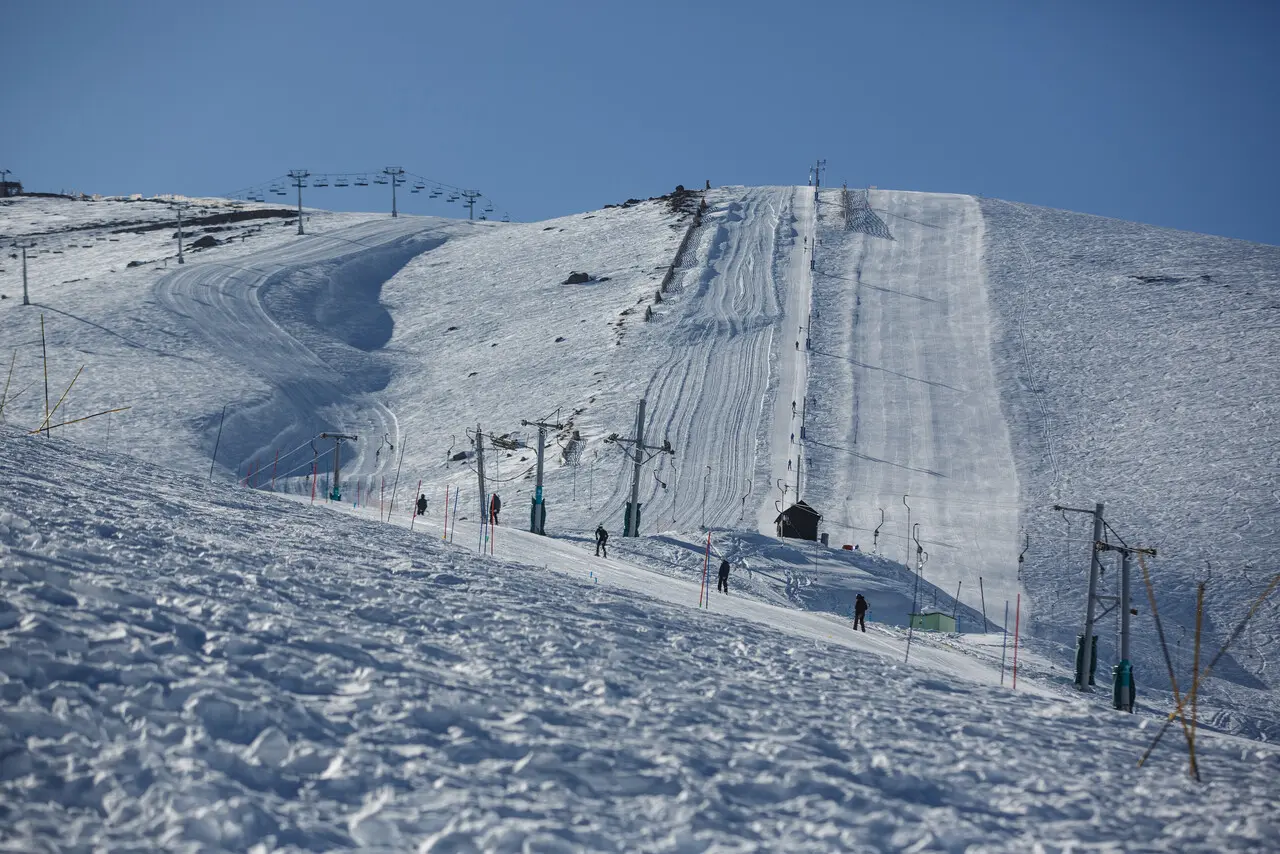 Avalancha en La Parva: tres esquiadores encontrados sin lesiones tras desprendimiento en zona prohibida