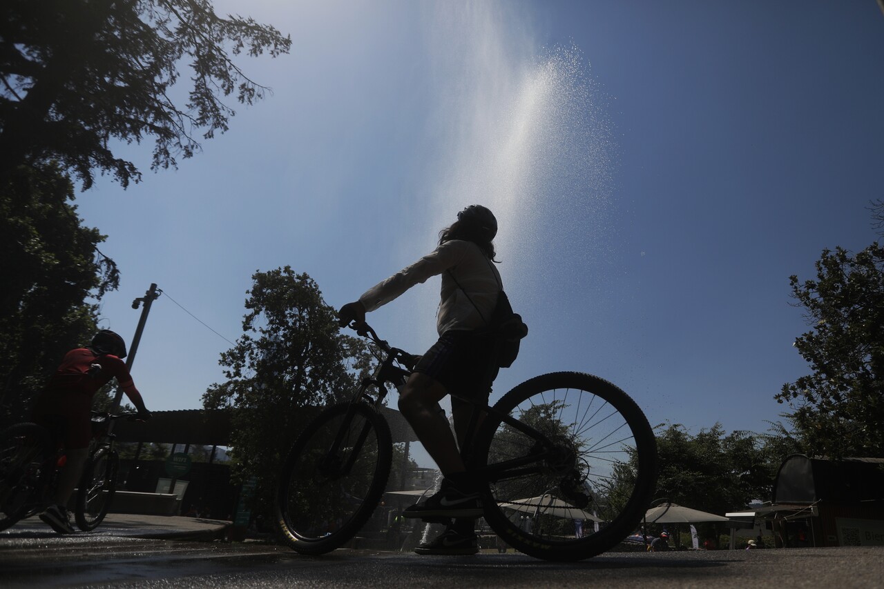 Santiago tendrá una montaña rusa climática: Esta semana pasaremos de la nieve al calor y la lluvia