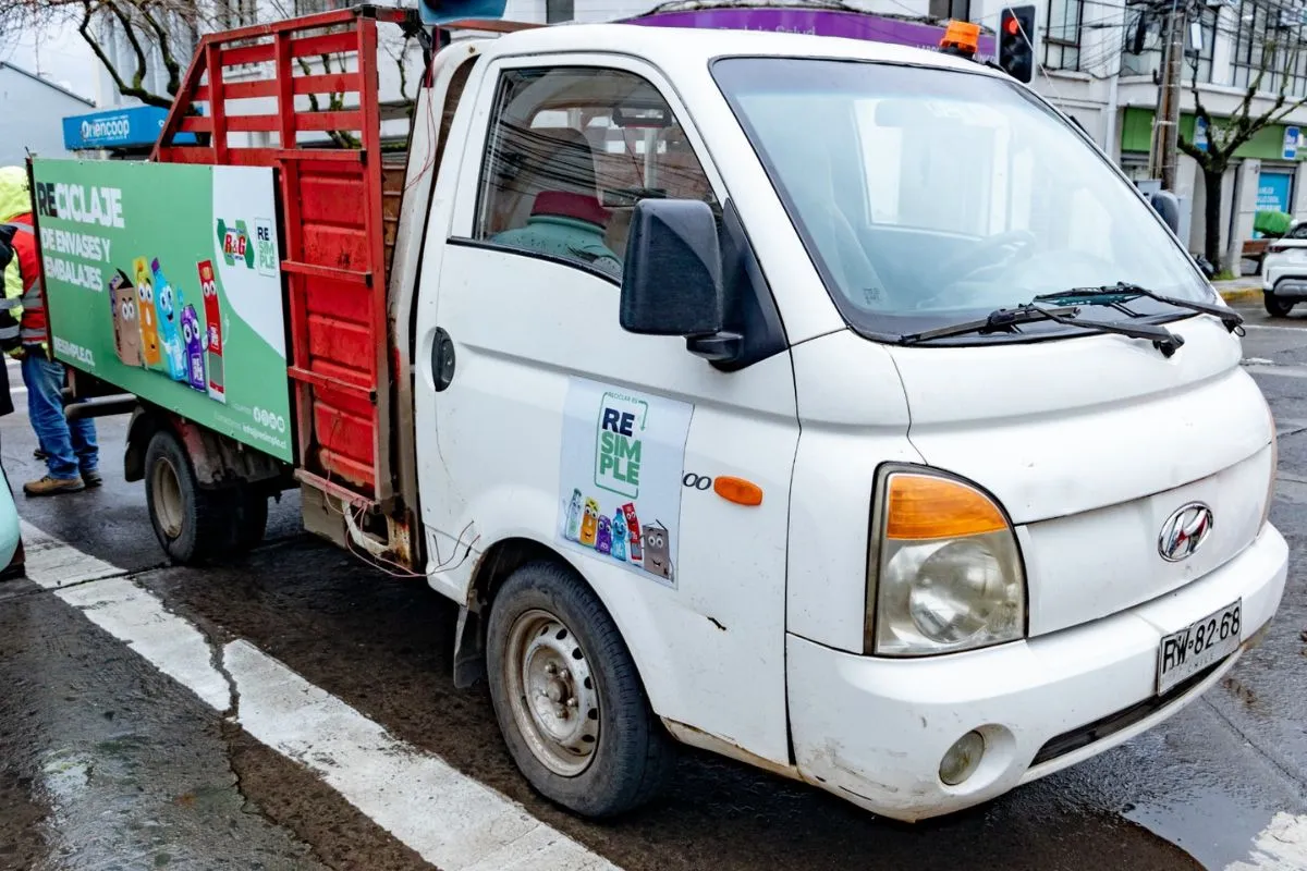 Camión encargado de realizar la recolección de basura domiciliaria para su posterior reciclaje.