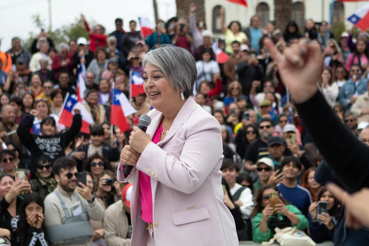 Jeannette Jara convoca caravana de más de 2.500 personas en Arica en acto ciudadano frente al Morro