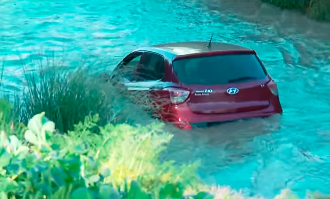 VIDEO| “Imagina vivir en Finlandia y perderte esto”: El momento en que auto que cayó al canal San Carlos es arrastrado por el agua