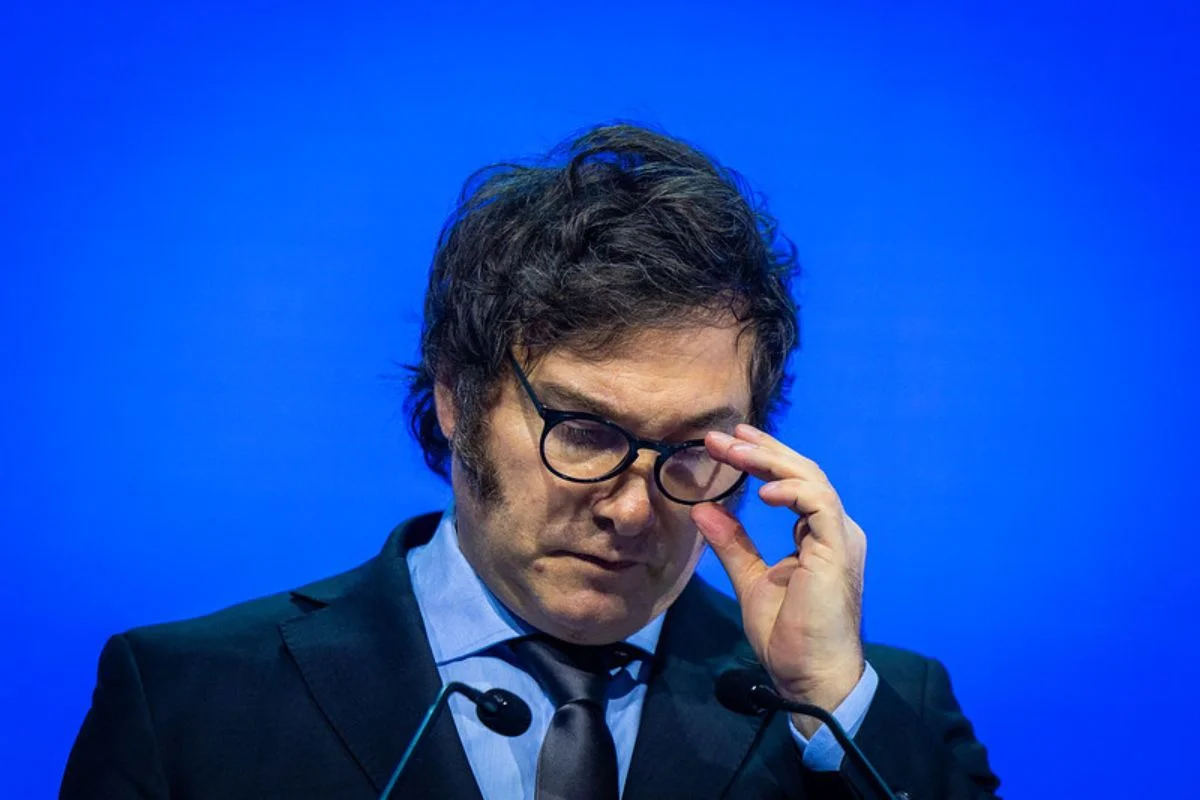 Milei enfrenta mayor crisis desde que asumió la presidencia: Confianza en el gobierno cae 13,6%, incidida por mujeres