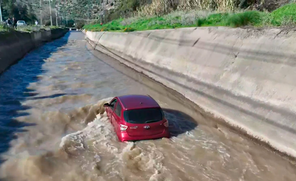 Clases de conducir eran mentira: Revelan la verdad sobre pareja que cayó con su auto al canal San Carlos