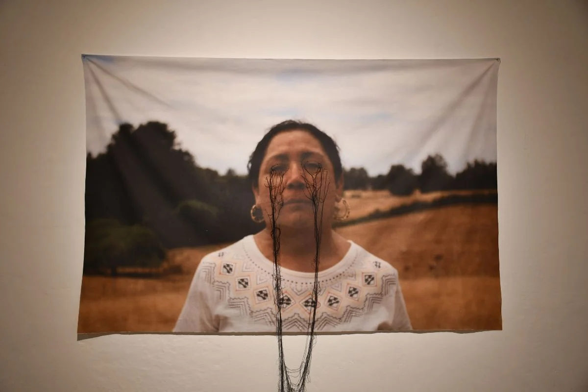 “Yo nací soñando y terminaré amando”: Muestra de textiles, fotos y muebles aborda herencia mapuche y migración