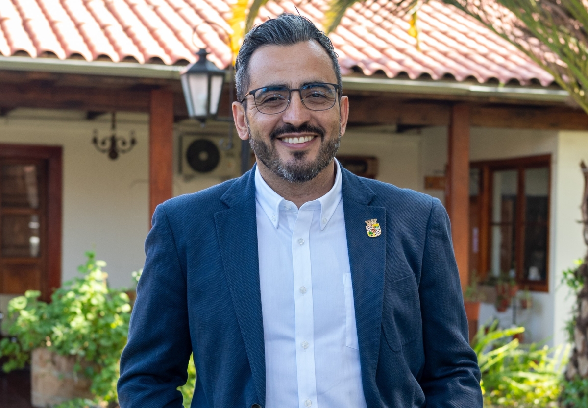 Alcalde White (PS) enfrenta la presidencial y advierte que en la derecha 