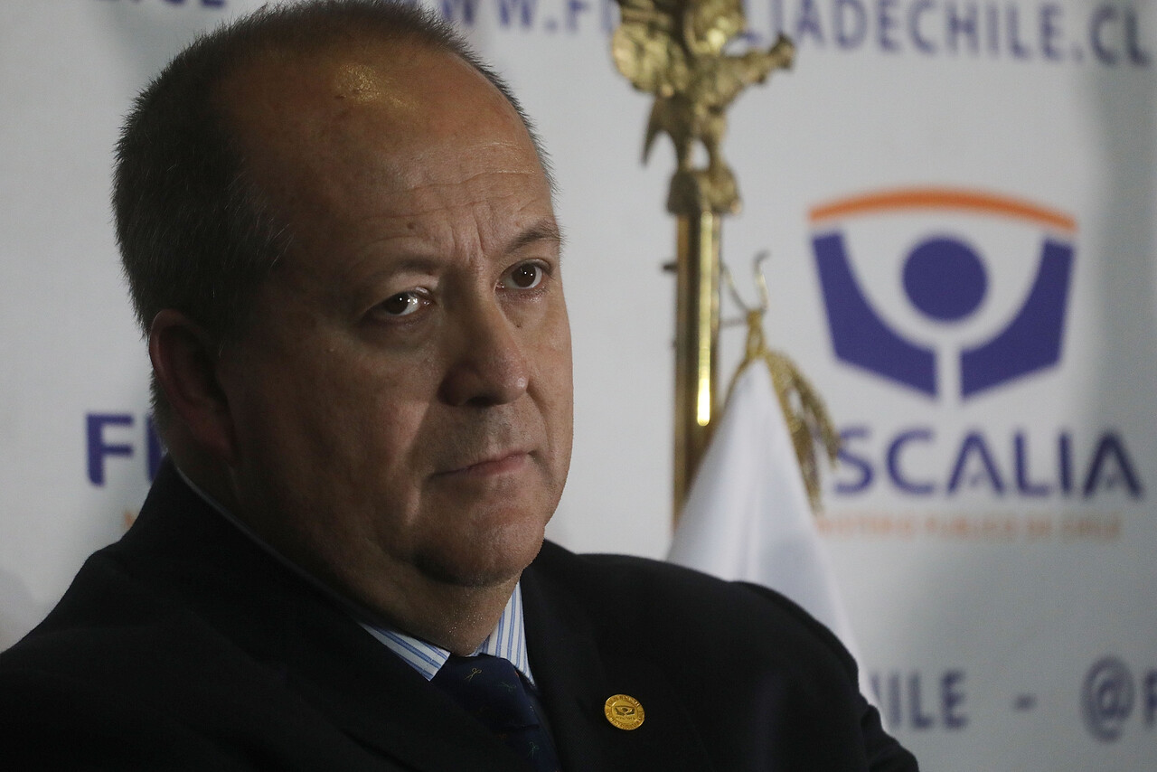 Fiscal Valencia raya la cancha a presidente del PC por petición de reunión: Dice que si es por Daniel Jadue, 