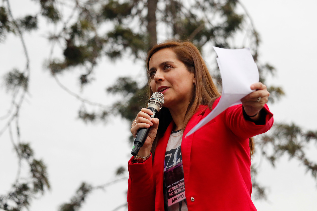 Justicia prohíbe a Natalia Valdebenito hacer chistes de tragedia de mineros tras recurso de familiares