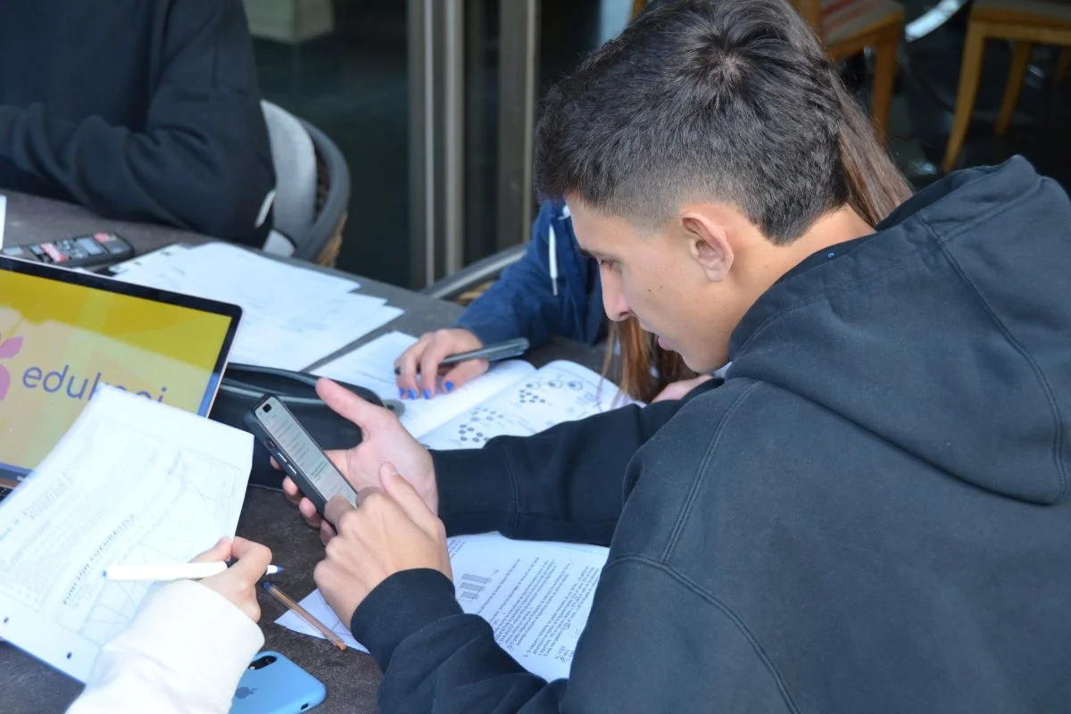 La app para estudiantes que convierte el celular en un docente virtual con IA y libre de extraños