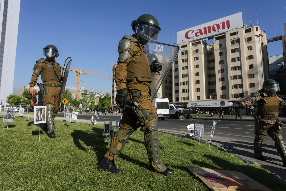 Organizaciones de DD.HH. y 8 senadores rechazan proyecto que exculpa a FF.AA. y Carabineros delitos durante 18-O
