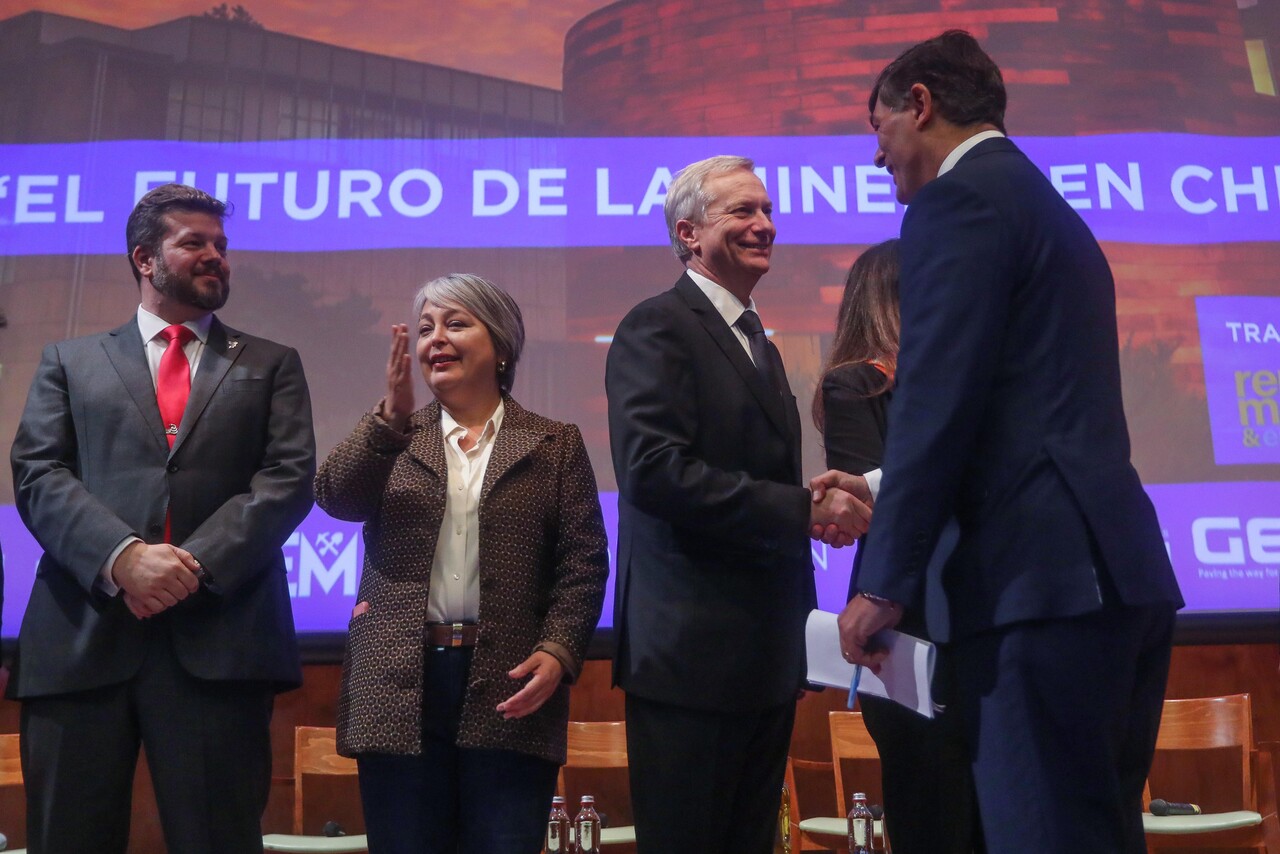 Pulso Ciudadano muestra triunfo de Jeannette Jara en primera vuelta y un estrecho balotaje ante Kast