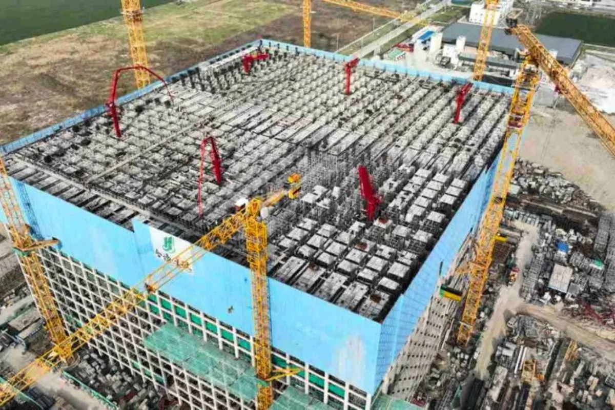 Construcción de edificio con cemento inteligente en China.