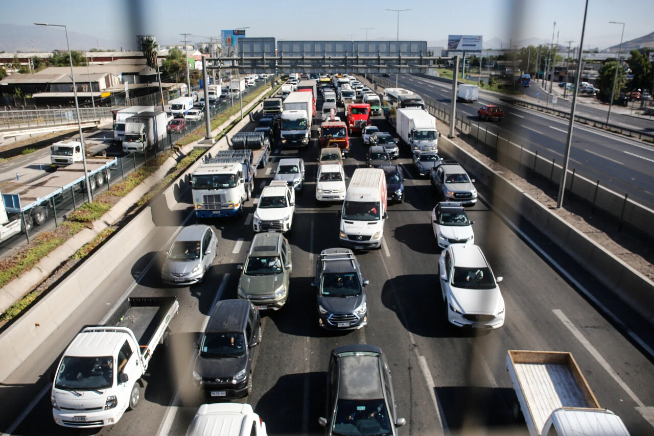 Ex ministro de Ambiente demanda por daño ambiental a talleres que quitan filtro descontaminante de autos a diésel en Santiago