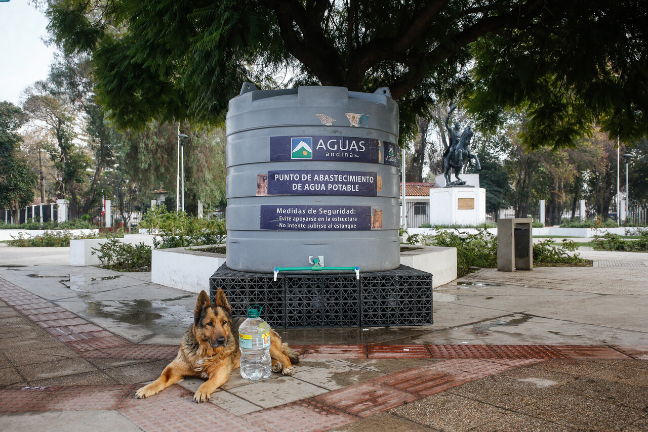 Corte de agua potable comienza este viernes y afectará a 6 comunas: Revisa el listado de puntos de abastecimiento