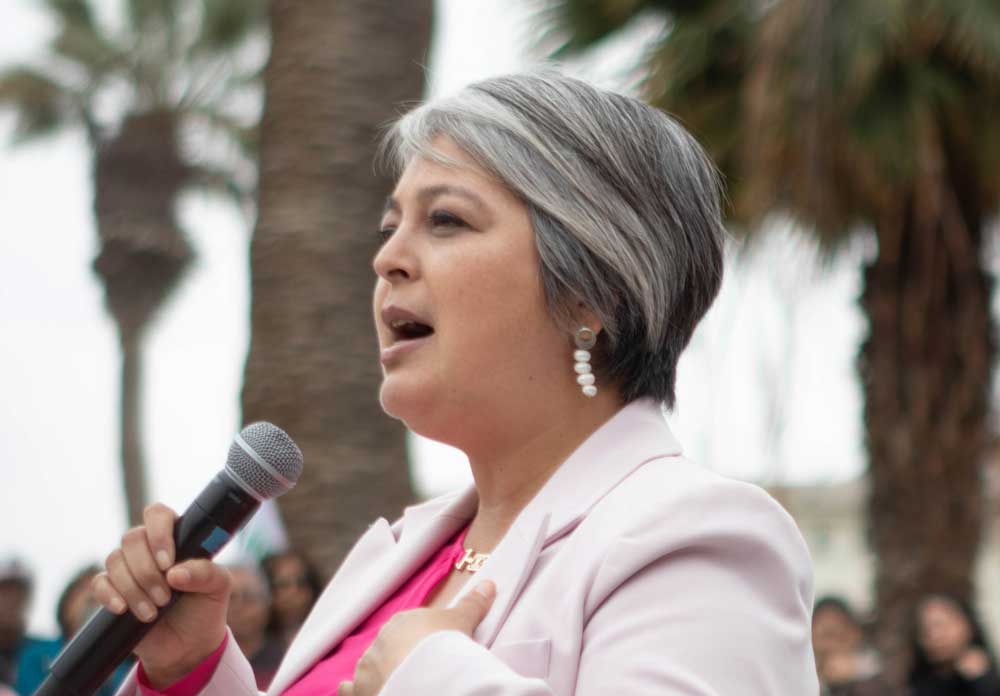 Jeannette Jara emplaza a Kast a responder tras reportaje sobre bots: 