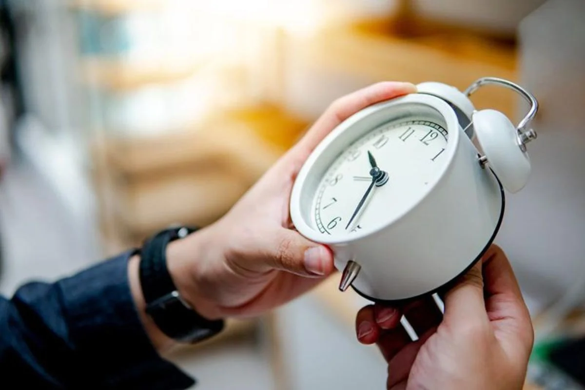 Cambio de hora este sábado: Las 8 pasos para regularizar el reloj biológico y evitar fatiga, sueño o insomnio