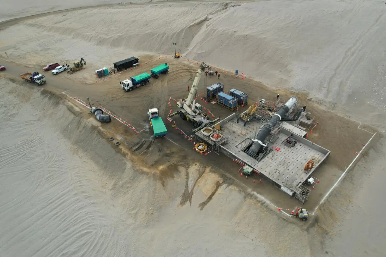 Peritaje confirma que desaladora escondida bajo la arena en playa de Mejillones es ilegal y pudo ser demolida por autoridades