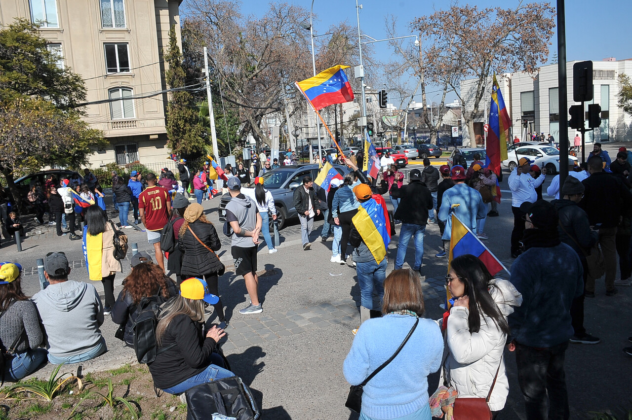 Elecciones en Venezuela: Residentes en Chile votan con la esperanza de cambiar "al régimen de Maduro"