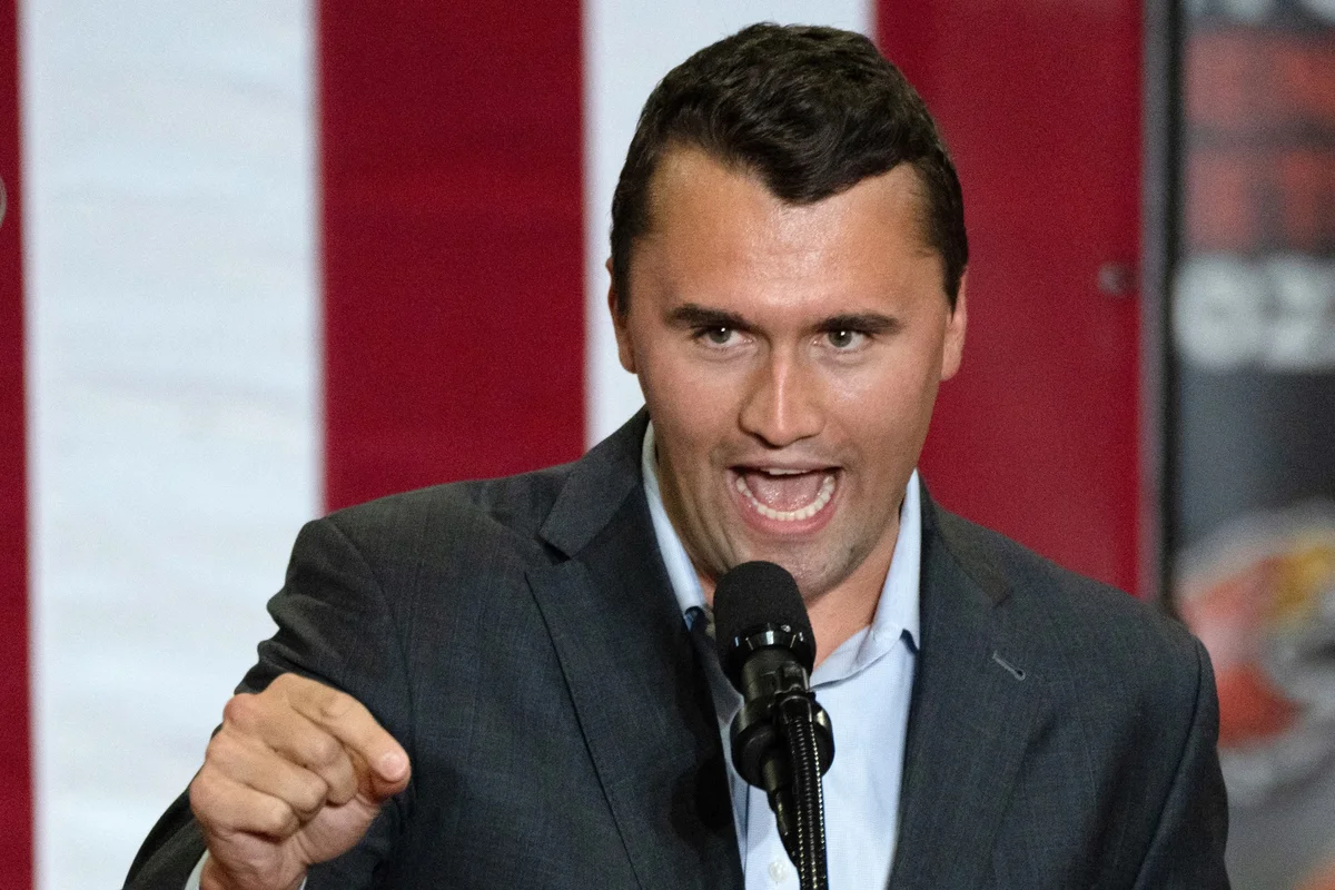 Trump confirma muerte de Charlie Kirk, activista conservador, tras recibir disparo frente a 2 mil estudiantes