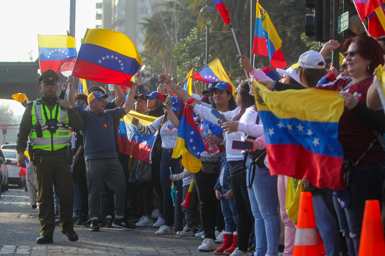 Miles de venezolanos esperan resultados de elecciones en embajada: Cortes de tránsito y cierre de Metro