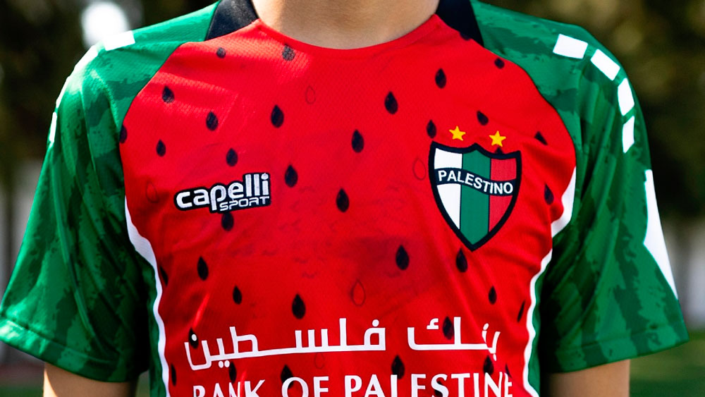De Chile al mundo: El éxito de ventas de camiseta de Palestina en el mundo como apoyo a Franja de Gaza