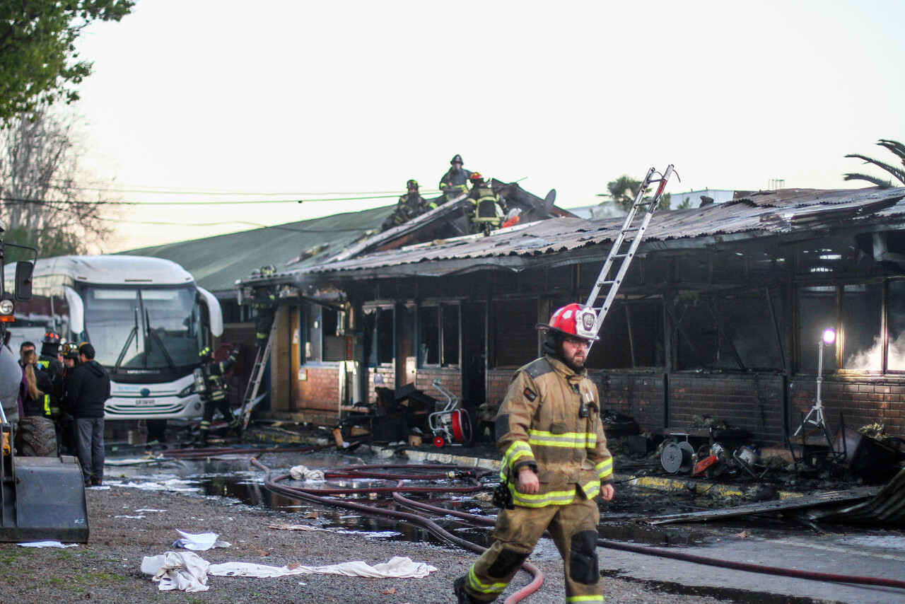 Gran explosión provoca incendio en oficinas municipales de Cerro Navia: Alcalde desliza intencionalidad