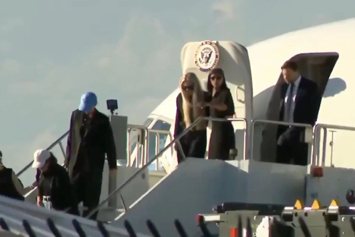 VIDEO| Esposa del vicepresidente de EEUU sostiene a viuda de Charlie Kirk al bajar de avión que trasladaba su cuerpo