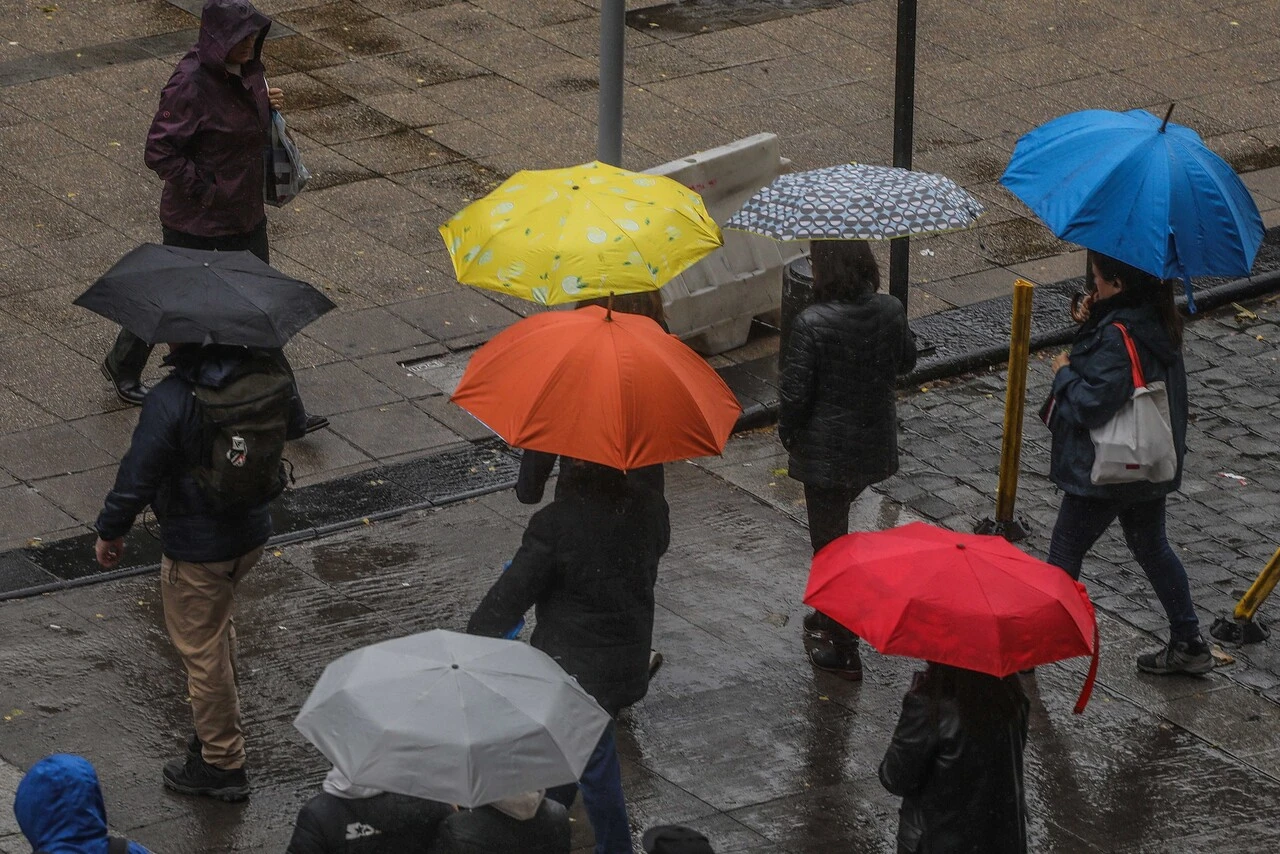 Lluvia en Santiago podría ser intensa: Advierten que podrían caer más de 30 mm entre sábado y domingo