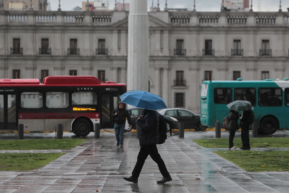 Lluvia en Santiago regresa esta semana: Precipitaciones llegarán la misma semana que habría 30°C