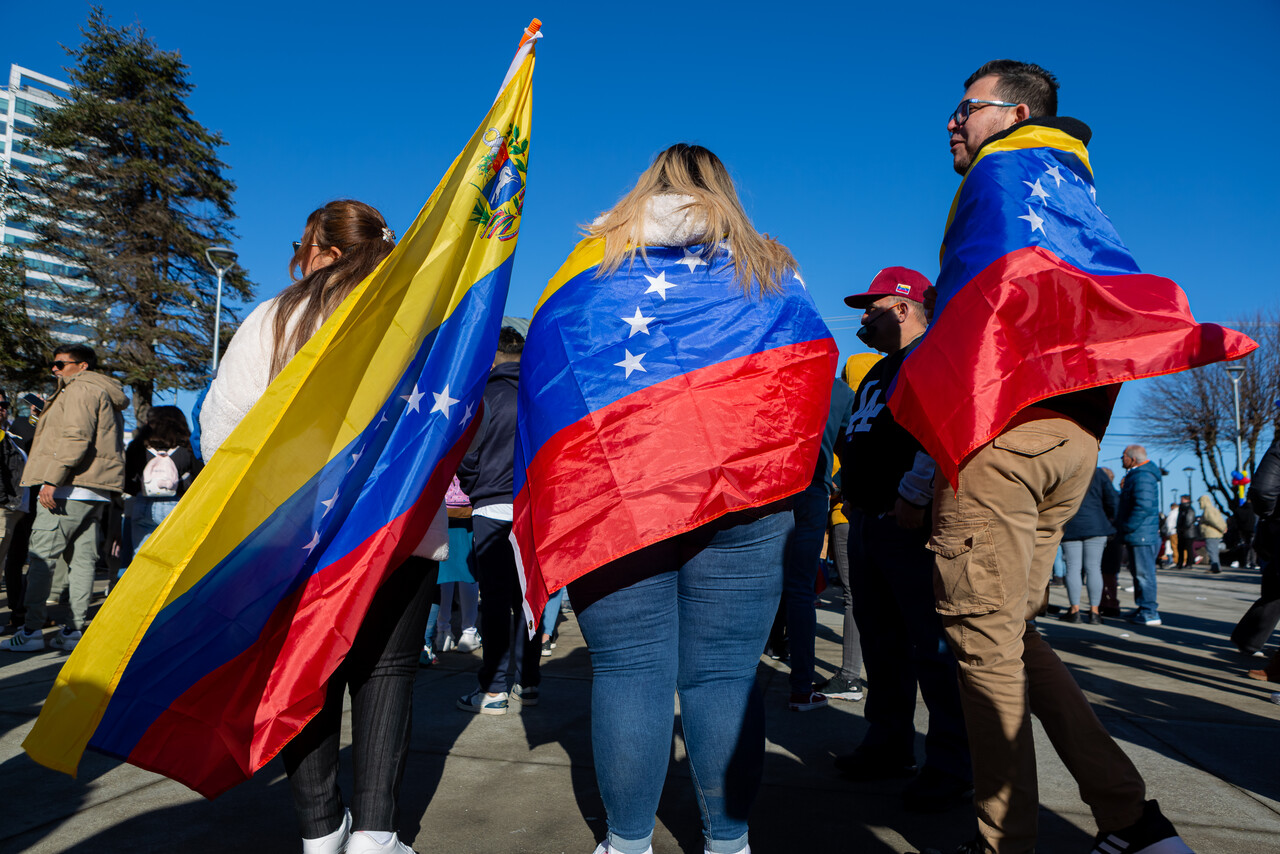 Más de 800 mil venezolanos “abandonados” en Chile: Régimen de Maduro retira personal de su embajada