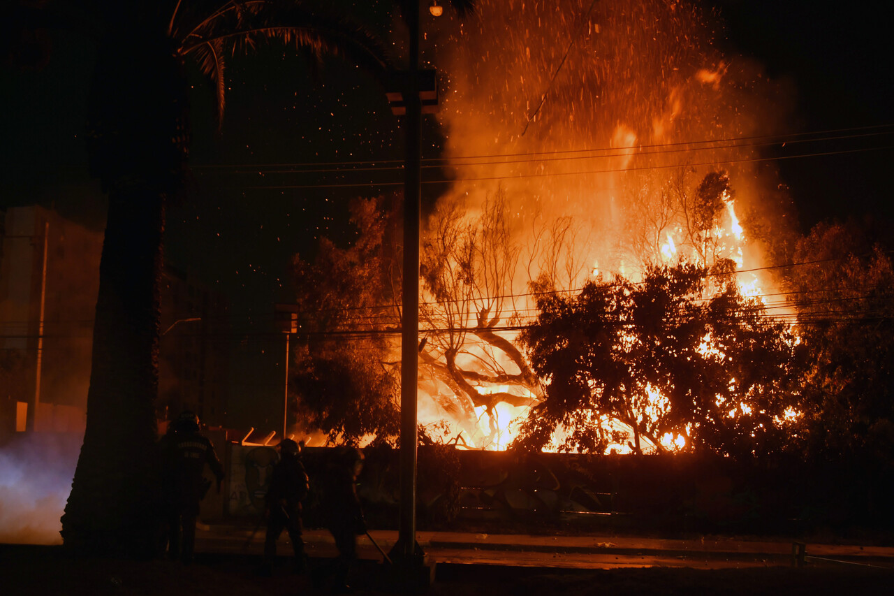 Barristas de la U otra vez protagonizan incidentes: Gobierno condena incendio tras banderazo en La Serena