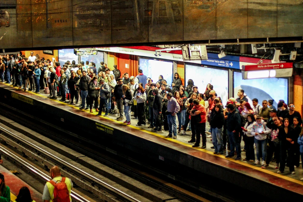VIDEO| Dramático llamado de pasajera de Metro por suicidio de persona: 