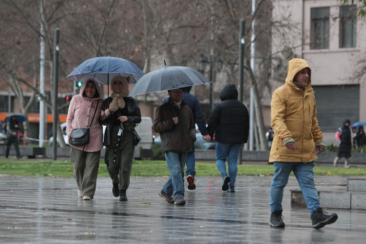 DMC actualiza pronóstico de lluvia en Santiago: Temperatura bajará drásticamente y precipitaciones en toda la ciudad