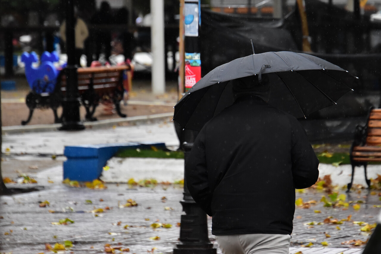 Lluvia y viento en Santiago: Casi 20.000 clientes sin luz en la capital en primeros minutos del sistema frontal