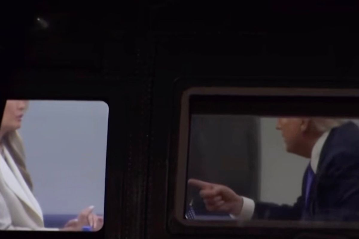 VIDEO| Captan a Donald Trump en agitada conversación con Melania en helicóptero presidencial