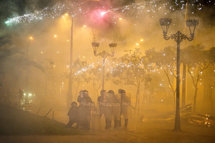 VIDEO| Estallido social en Perú: “Generación Z” protesta contra corrupción política y policía actúa violento hasta con la prensa