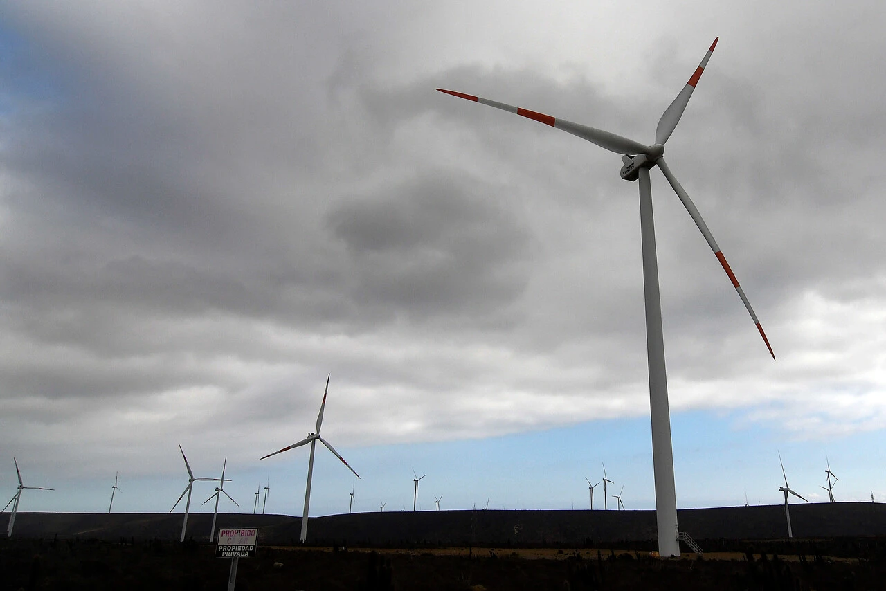 Medidores inteligentes y baterías multiuso: Proponen avances rápidos para que Chile deje de perder 20% de su energía limpia y evite apagones