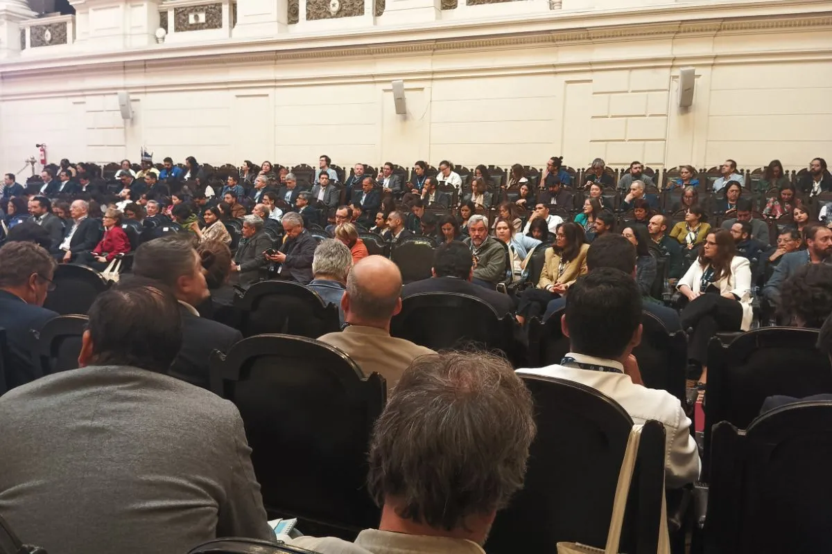 La asistencia al Congreso RedLAC 2025 llenó el salón principal del ex Congreso.
