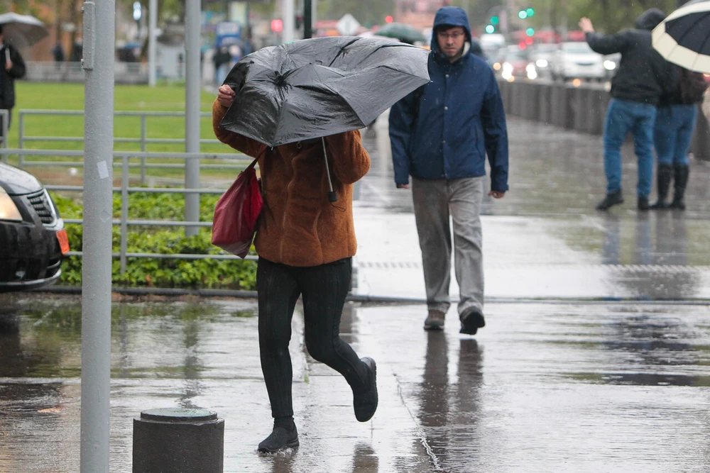 Otra montaña rusa meteorológica: Santiago pasará de los más de 30°C del jueves al frío y posible lluvia del sábado