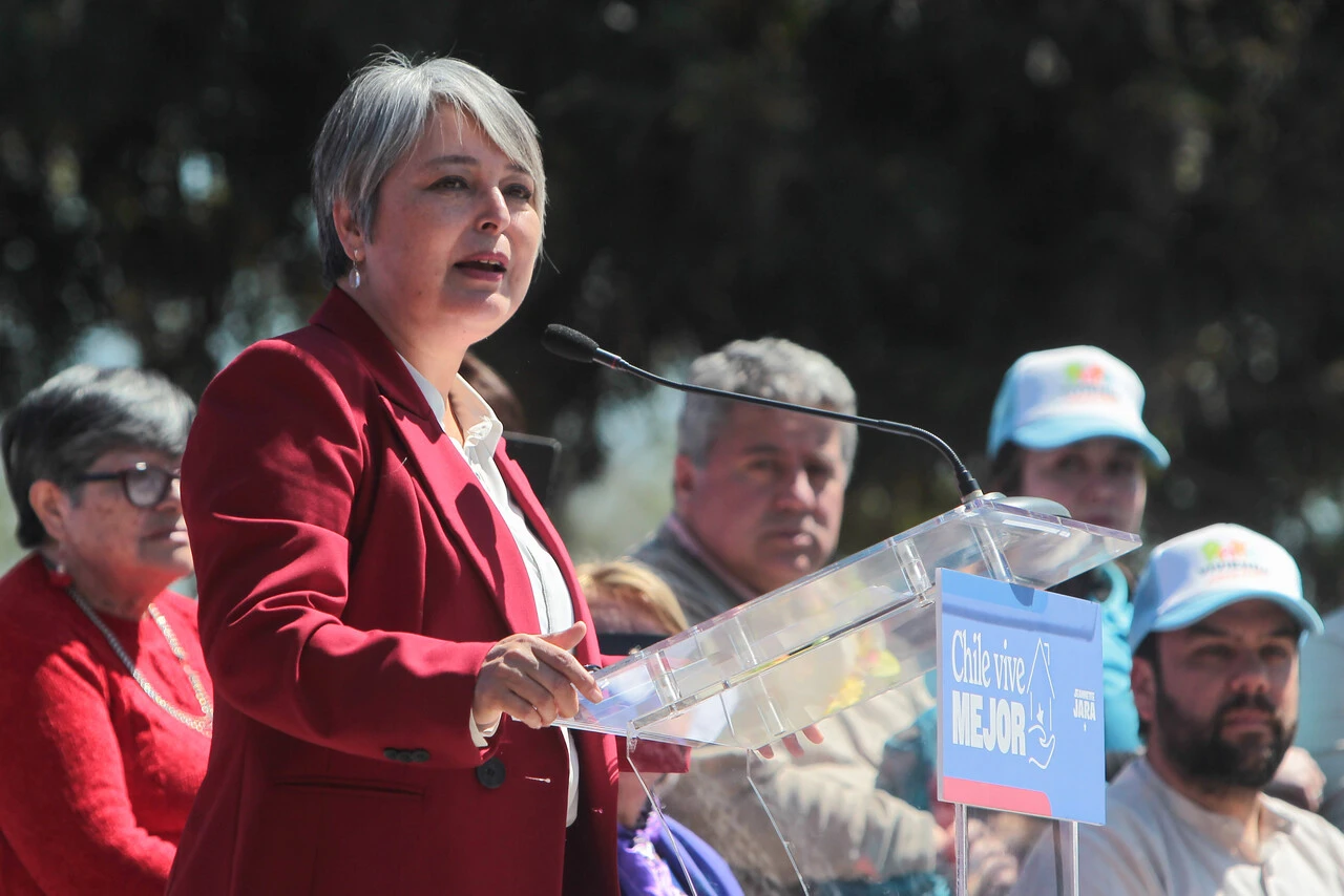 Jara cuestiona plazos de reconstrucción tras mega incendio de Viña del Mar: “Impresentable, una vergüenza”