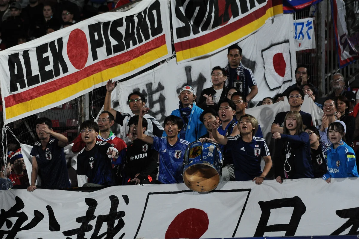 FOTOS| Ejemplo de civismo: Hinchas japoneses recogen basura en el Estadio Nacional tras partido con Chile