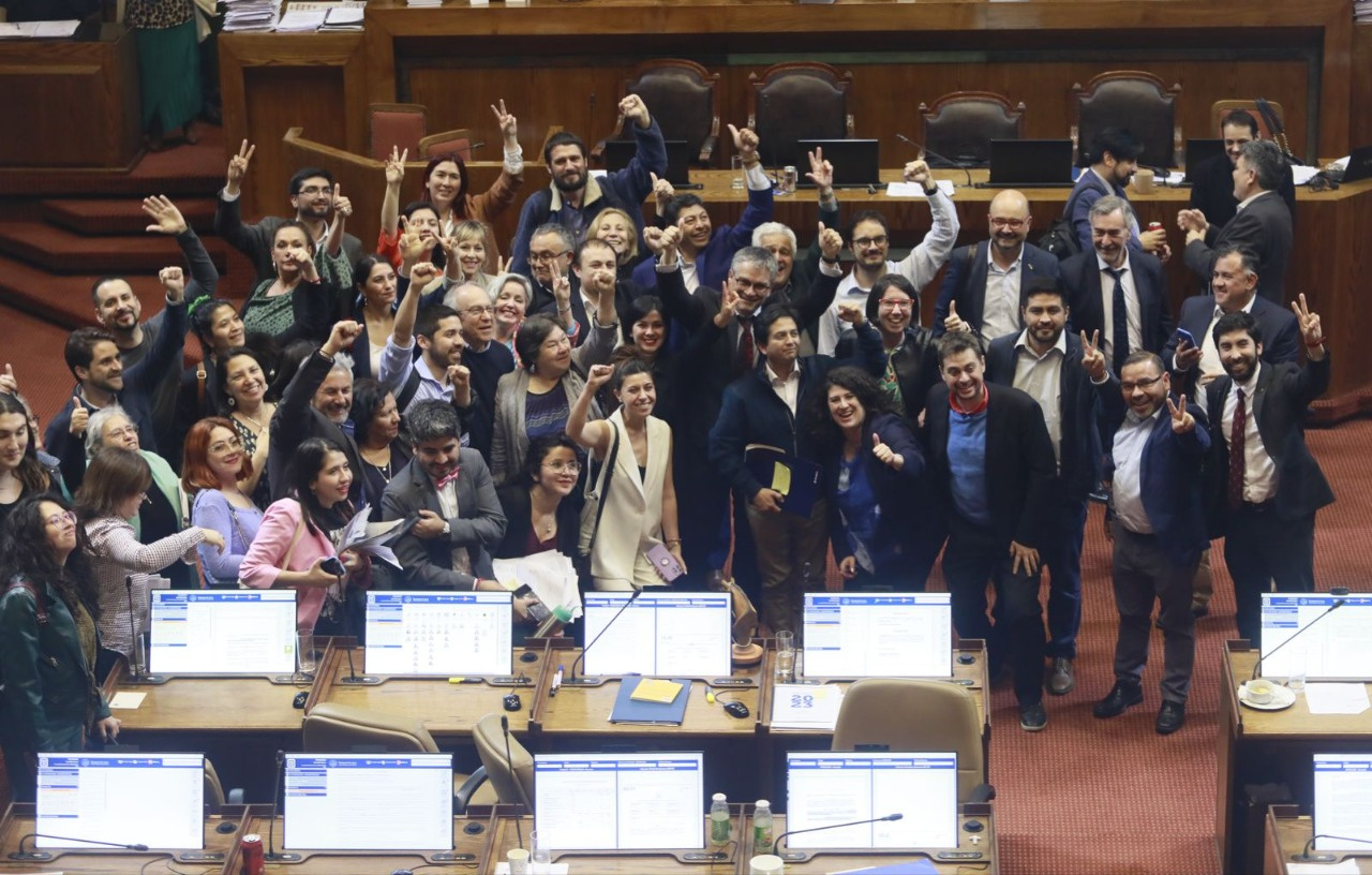 El millonario camino al Congreso: candidatos oficialistas lideran solicitudes de créditos para financiar campañas y oposición opta por dineros propios
