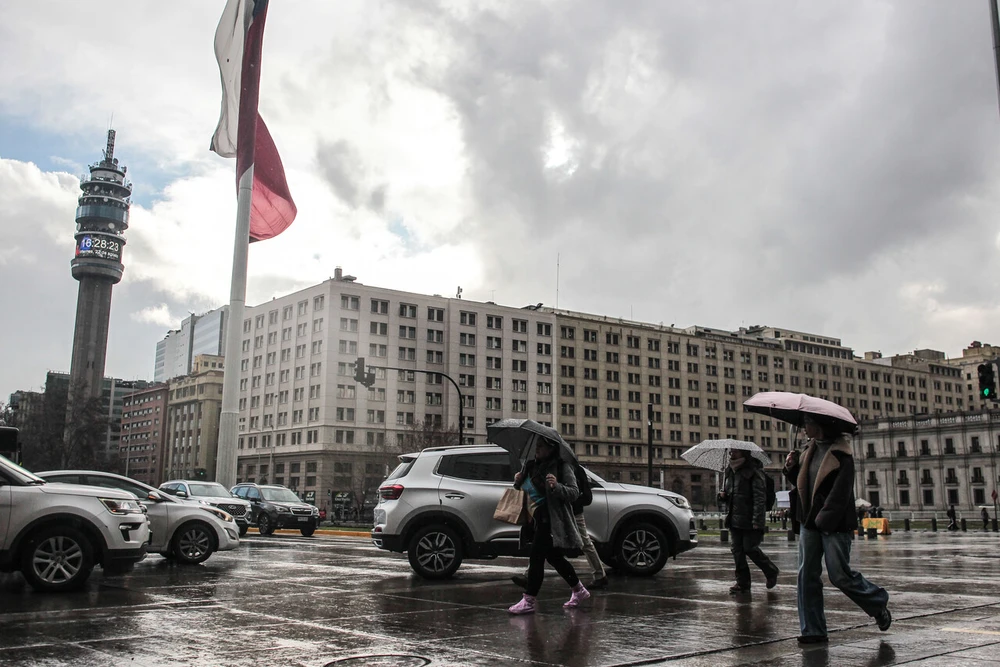Chubascos y viento de hasta 40 km/h: DMC confirma precipitaciones para este fin de semana en Santiago