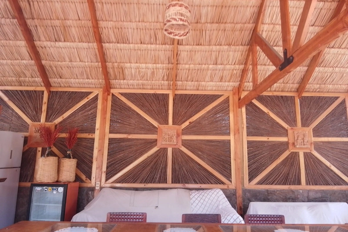 Construcción ancestral con totora y brea en Bahía Chascos.
