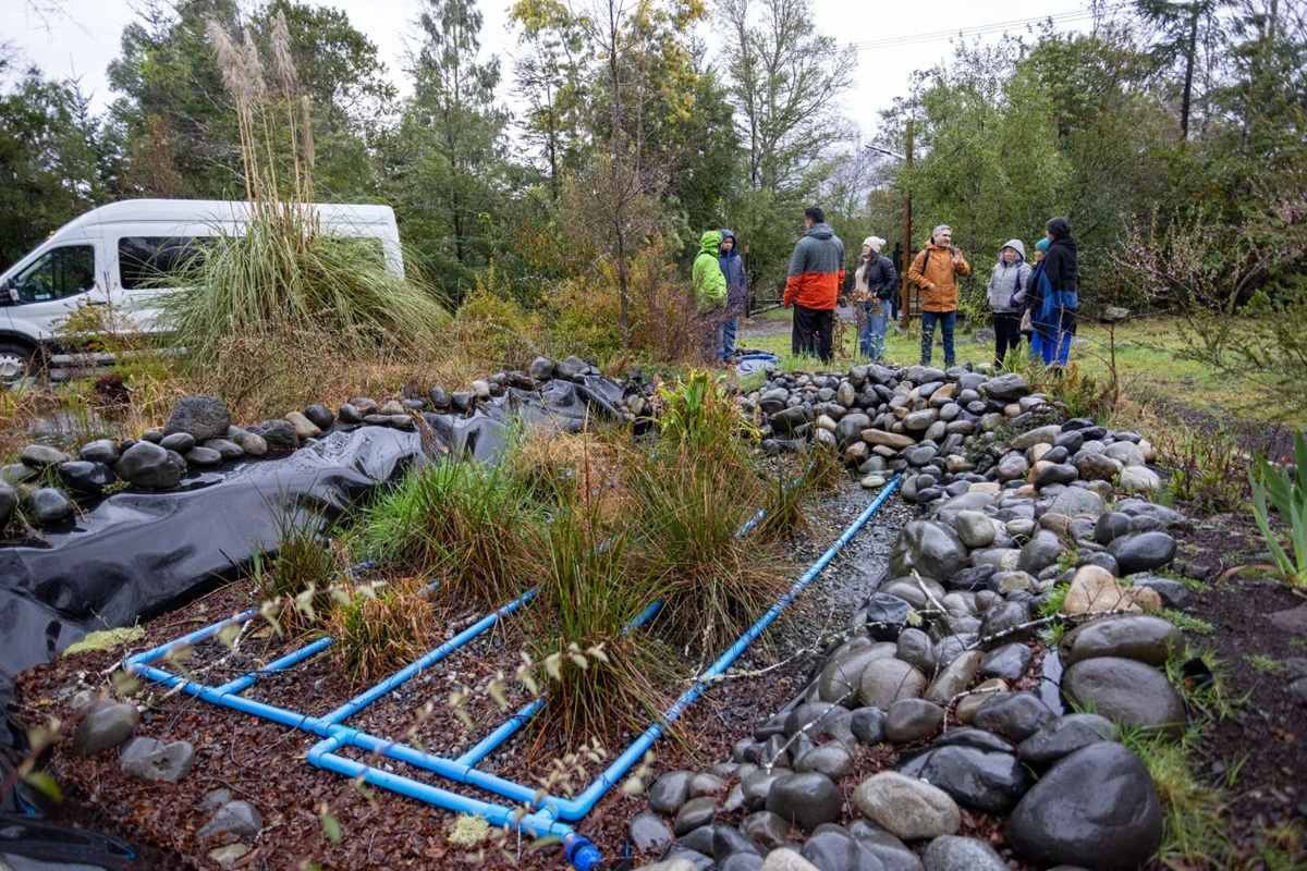 Instalan filtros con lombrices y humedales artificiales en casas del lago Villarrica para descontaminarlo