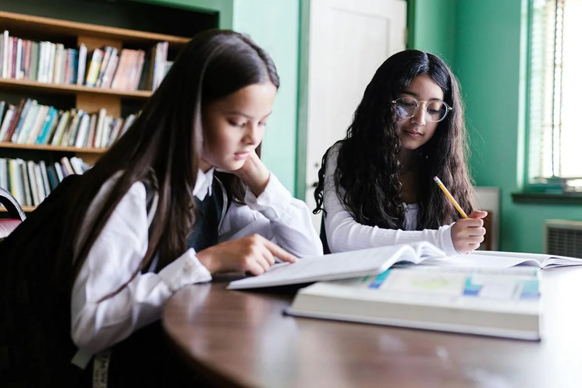Los 4 tipos de escolares lectores en Chile y por qué incluso los que mejor leen no lo valoran