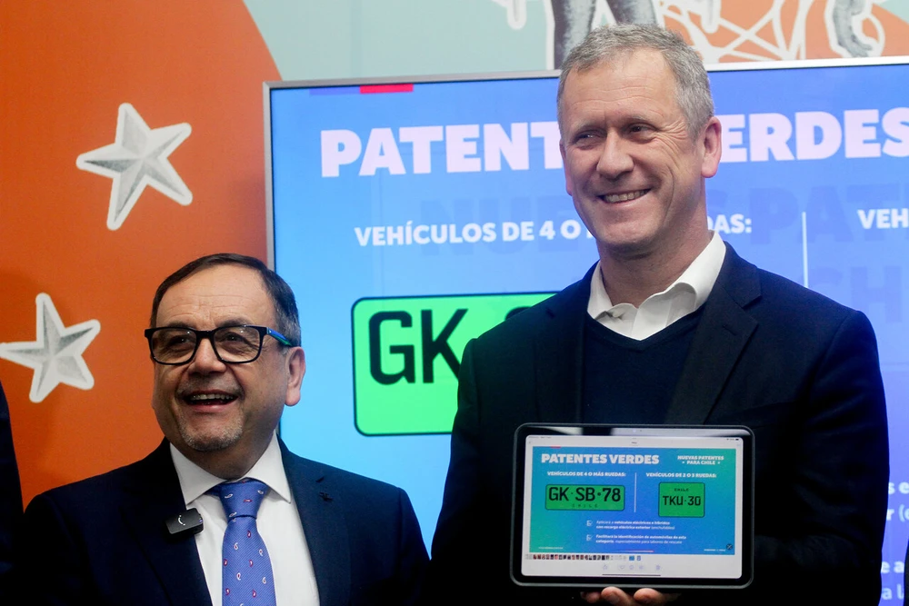 Nuevas patentes para vehículos en Chile: Tendrán cinco letras, un número y se incorporará una de color verde