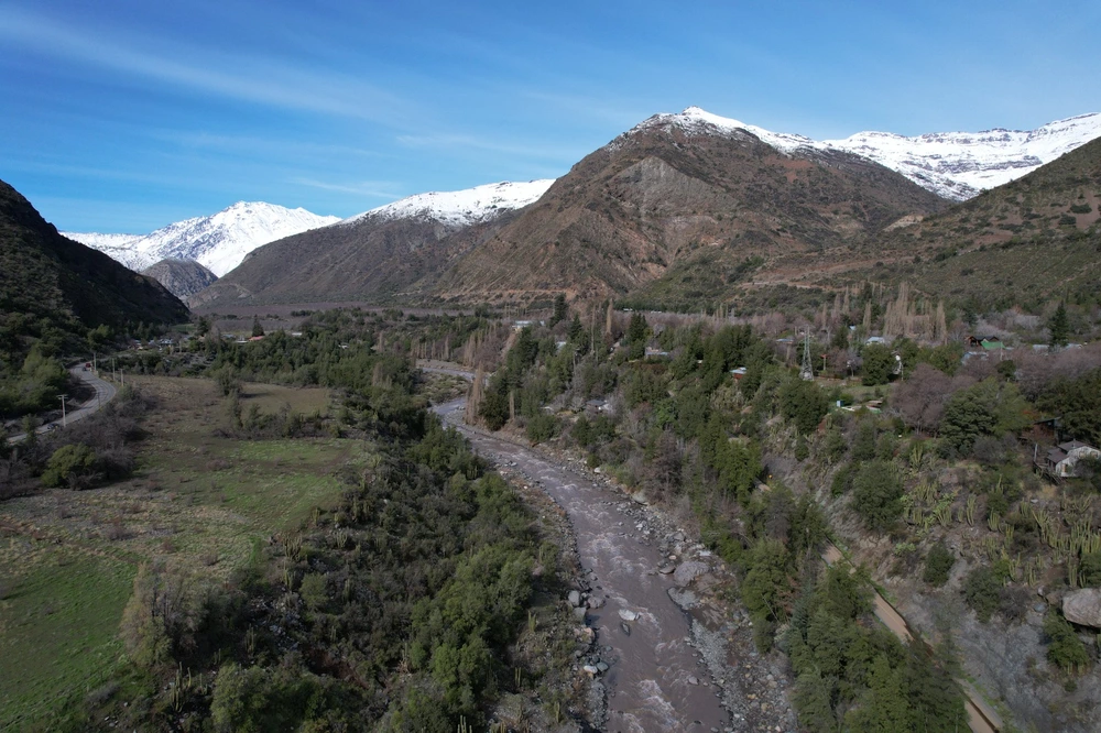 Verano complicado en cuanto a calor y sequía: Advierten baja en el caudal del río Maipo, vital para la Región Metropolitana
